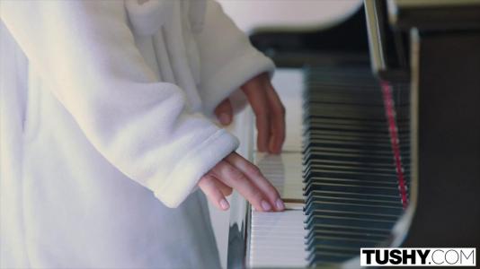 Превью Любительница порно страстно сосет член мужика и седлает его № 284