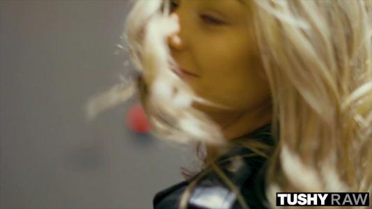 Превью Блондинка с шикарной задницей получила член в анус и кончила № 293