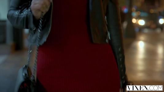 Превью Соблазнительная брюнетка сосет и скачет на члене нового любовника № 342