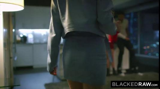 Превью Темнокожие парни устроили групповуху со своими стройными блондинками № 347