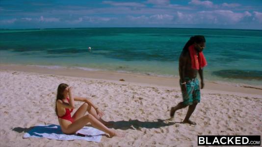 Превью Брюнетка на отдыхе завела себе любовника с большим черным членом № 363