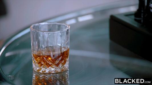 Превью Темнокожий мужик жестко отымел в киску чужую похотливую жену № 375