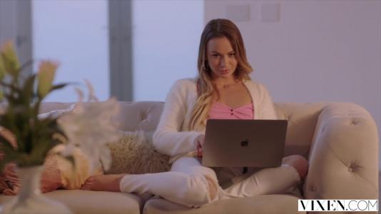 Секретарша обожает сосать большой шоколадный член своего начальника