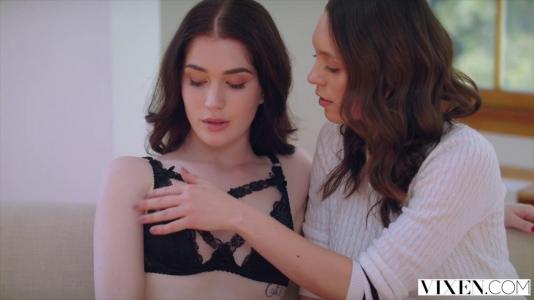 Две подруги устроили секс втроем с симпатичными парнем