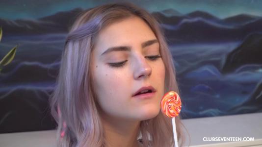 Превью Похотливая студентка тестирует свою новую секс-игрушку и кончает № 419