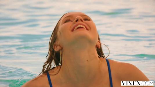 Превью Две подруги на отдыхе устроили секс втроем с симпатичным мачо № 461