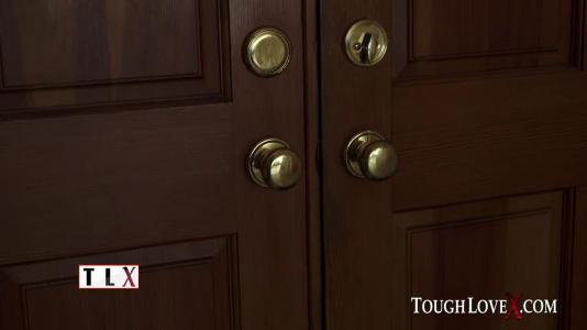 Превью Накаченный мужик жестко отымел чужую жену на белоснежном диване № 47