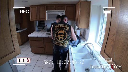 Накаченный мужик жестко отымел чужую жену на белоснежном диване