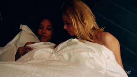 Превью Жаркий секс втроем темнокожего мачо и двух похотливых телок № 487