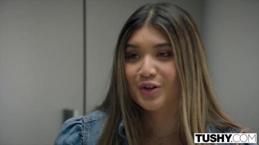 Превью Азиатка с круглой попкой обожает скакать на члене своего друга № 495