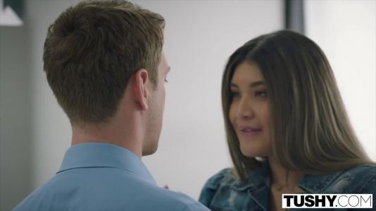 Превью Азиатка с круглой попкой обожает скакать на члене своего друга № 495