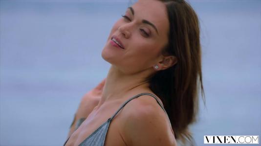 Превью Лесбиянки устроили секс втроем с симпатичным парнем на краю бассейна № 498