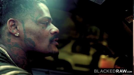 Превью Темнокожие мужики отымели шикарную брюнетку в два ствола № 506