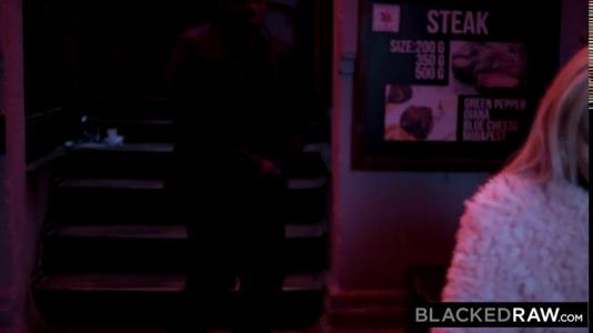 Превью Хрупкая блондинка веселится в компании двух негров с большими пенисами № 512