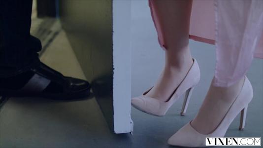 Превью Парень поставил раком телку, вылизал ее щелки и страстно трахнул № 513