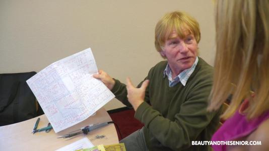 Превью Телочка ублажает начальника минетом и занимается с ним жарким сексом № 515