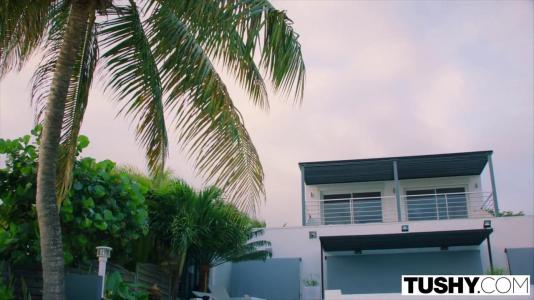 Превью Телка с шикарной грудью нежно стонет от жаркого секса на краю бассейна № 524