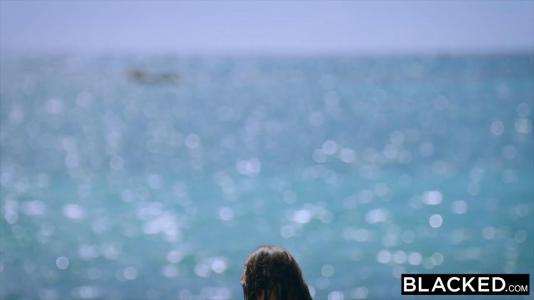 Превью Негр жарко трахнул красотку в киску на безлюдном пляже № 526