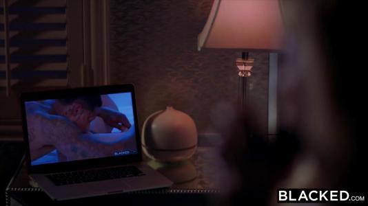 Превью Развратная блондинка любит сосать большие черные члены № 538