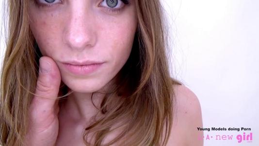 Превью Худая девушка показала на камеру, как она умеет отсасывать член № 549