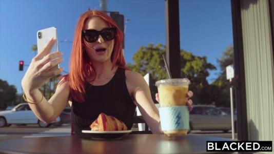 Превью Рыжая девица оседлала черный член своего личного охранника № 571