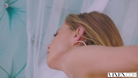 Превью Стройная модель с мохнатой киской занялась сексом с молодым фотографом № 574