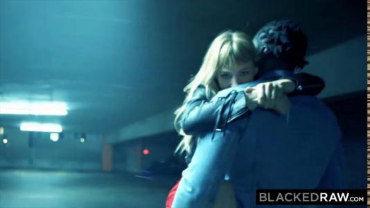 Превью Блондинка после вечеринки заманила к себе негра и устроила с ним жаркий секс № 587