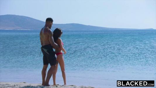 Превью Накаченный негр устроил жаркий секс на пляже с аппетитной брюнеткой № 601