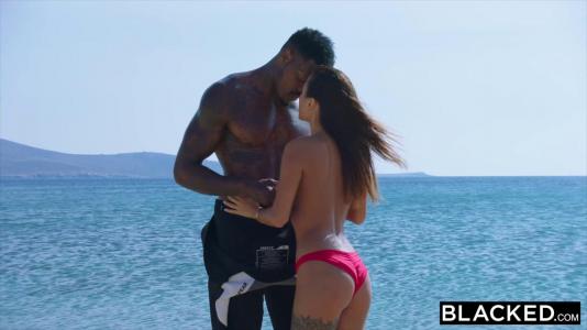 Превью Накаченный негр устроил жаркий секс на пляже с аппетитной брюнеткой № 601