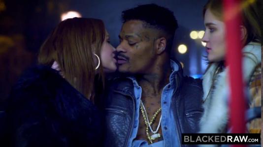 Яркие красотки ублажают вдвоем шоколадный член своего приятеля