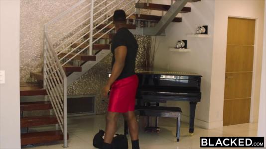 Превью Блондинка встала раком и получила в анал большой черный член № 689