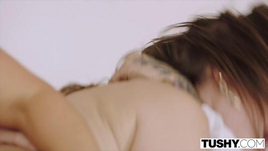 Превью Брюнетка с блондинкой делят один мужской член на двоих № 722