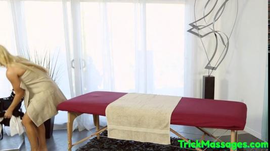 Превью Блондинка с классными дойками отсосала член накаченного массажиста № 760