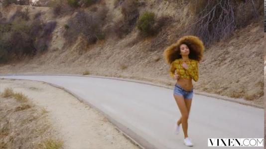 Превью Кудрявая телочка трахается с приятелем в разных позах № 783