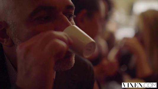 Превью Страстные подруги вдвоем повеселились с одним крепким членом парня № 812