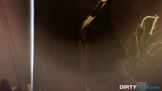 Превью Красотка в чулках страстно сосет член и дает себя трахнуть в анал № 836