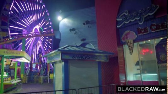 Превью Горячая блондинка прокатилась на черном члене своего приятеля № 869