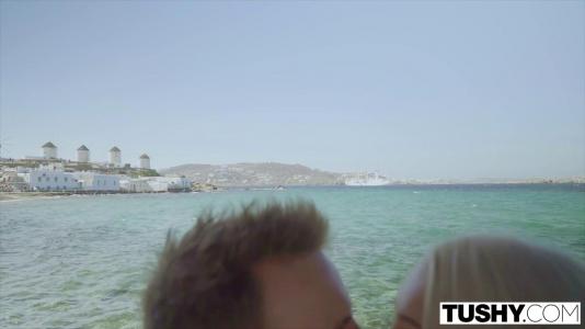 Романтический секс с блондинкой на пустынном пляже