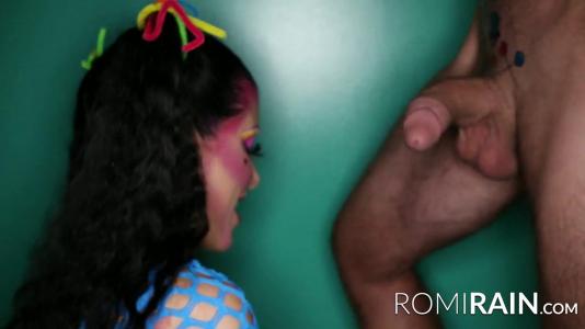 Превью Яркая красотка отсосала член парня так, что он кончил от кайфа № 875