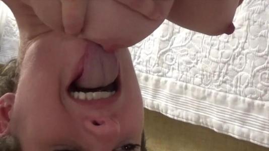 Превью Девушка с пышными сиськами играет со своей киской, вставляя в нее пальцы № 885