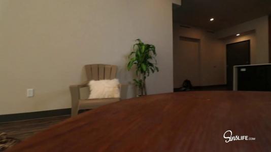 Брюнетка с классной задницей оседлала крепкий член своего мужика