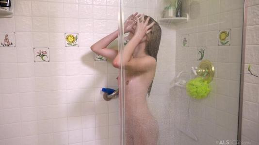 Превью Худая девица в душе трахает себя секс-игрушкой и стонет № 947