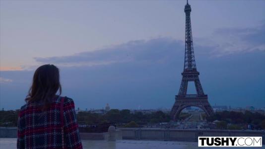 Превью Богатая телочка любит трахаться в анал со своим охранником № 953