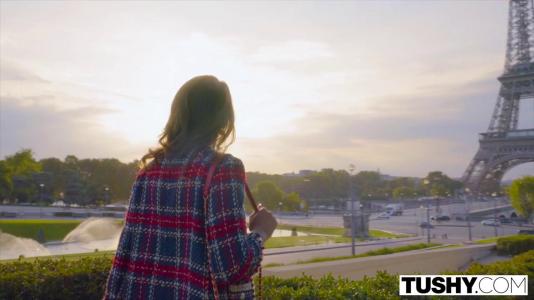 Превью Богатая телочка любит трахаться в анал со своим охранником № 953