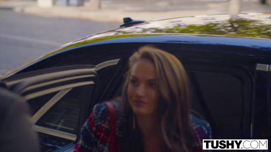 Превью Богатая телочка любит трахаться в анал со своим охранником № 953