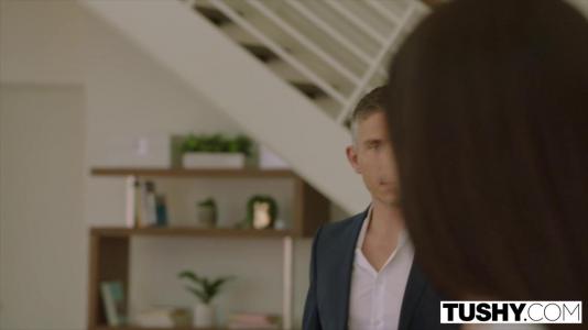 Превью Блондинка с брюнеткой веселятся на члене симпатичного парня по очереди № 989